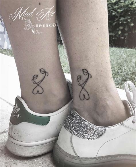Tatuaje union padre e hija - Aquí hallarás muchos modelos de tatuajes en los brazos de padres e hijas. Precioso tatuaje de un padre y su hija de la mano, acompañado de la palabra papá. …